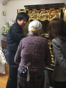 長年のススや埃、汚れで失われてしまった金箔の輝きをプロの手で取り戻すことができます。買い替えよりも費用を確実に抑えられますし、代々受け継がれてきたものをさらに後世へと残し続けられます。仏壇のお手入れに関しては明確な周期などはありませんが、年忌法要前や退職・還暦のお祝い、新築・増築祝いなどの節目がおすすめです。実家にプレゼントとしてもいいですね。お仏壇再生クリーニングはご自宅でも  施工いたします。ご自宅施工、お預かり施工、どちらでも可能です。