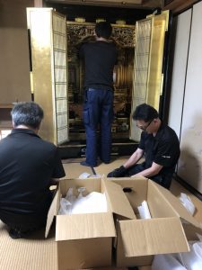 他の引越し荷物に加えてお仏壇も運んでもらう場合、1万円から2万円ほど料金が加算されるのが相場です。 お仏壇の引越しに慣れていない業者の場合は、高く見積もる傾向があるので注意しましょう。1万円から2万円以上に料金がかかると言われた場合は理由を聞くか、自分でやるか仏具店に頼んだほうが安く済むかもしれません。 引越しのシミュレーションで、あらかじめ「お仏壇」という項目がある業者もありますし、オプションでお仏壇を選ぶ場合もあります。仏具店にやってもらう場合  仏具店によっては、お仏壇の引越しだけを専門に行なってくれる業者もあります。 自分の店のエリア内であれば、取り外して移動させるだけでなく、引っ越した先への設置も行ってもらえます。仏具店に仏壇の移動を頼んだ場合、近距離でも最低2名のスタッフが必要なので3万円は費用としてかかります。中から手紙や家系図、写真などが出てくる場合もあります。 御本尊様や仏具、写真といった見えるものだけに気を取られがちですが、引き出しの中も調べておきましょう。 手前の引き出しの奥に、隠し引出しがある仏壇もあります。 昔の通帳や証書、現金や貴金属類といった大切なものが入っているかもしれません。 最近では粗大ゴミの収集業者が、中に大切なものがあるのに気がついたというケースも見られます。 昔の仏壇ほど、隠し扉や隠し引き出しがあるので、家族全員でチェックすることをオススメします。魂抜きをしていただくどの宗派の仏壇でも一番目立って広く取られているスペースに、「ご本尊」が祀ってあります。 彫刻の仏像や、掛け軸はど、宗派によってさまざまですが、大抵一番上の段にご本尊様がおられます。 それぞれの仏壇の魂が、このご本尊様に入っているため、引越しのときに一度お仏壇の外に出ていただくのです。 そのための法要が必要なので、これは自分ではできないため、お寺のご住職にお願いするというわけです。