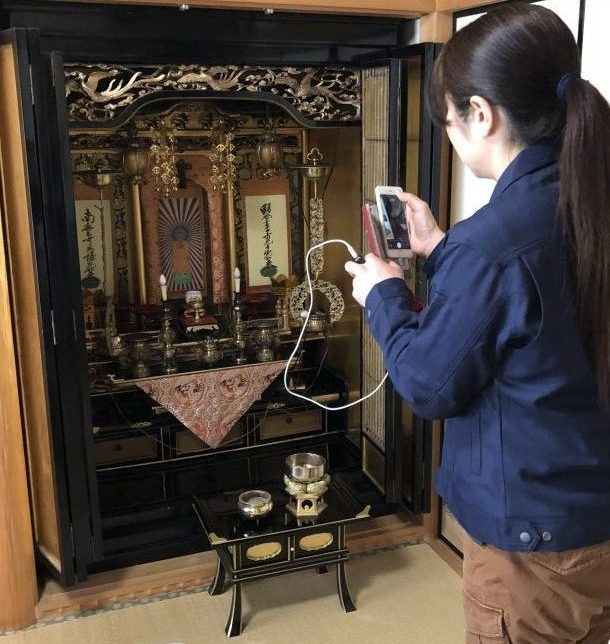 京都で仏壇の引っ越しは準備が大切！すべきことや注意点などご紹介   祖父母の方と一緒に住んでいる方や本家にお住まいの方は、お家に仏壇があるご家庭も多いのではないでしょうか。 そういった方のなかには、仕事の都合や家の老朽化、生活スタイルの変更など、さまざまな事情で引っ越しをしなければならず、家にある仏壇を動かさなければならない状況も出てくることがあります。「ベッドやソファなどの家具と一緒に運び出すのはためらってしまう…。」 「そもそも大きな仏壇をどうやって運べばいいの？」 仏壇の移動についてお悩みになっている方に向けて、この記事では、仏壇を運ぶ方法や気をつけなければならないこと、そして設置するときのポイントについてまとめております。 ぜひ、最後まで読んで仏壇の引っ越しをスムーズ進めるための参考にしてください。 この記事の目次 仏壇の引っ越しは業者に頼むと安全で安心 仏壇店に頼むときの平均費用は1万円〜10万円 お寺様に魂抜きを必ずしてもらう 自分たちの手で運ぶ場合に気をつけること 筆者おすすめの仏壇の引っ越し方法 仏壇の移動でするべき注意すべき4つのこと新居での設置場所を決める際の注意点4つ 仏壇の買い替えを検討している方はこちら！ まとめ 監修者コメント 仏壇の引っ越しは業者に頼むと安全で安心 仏壇の中には仏様がいてご先祖様がいます。そんな大切な仏壇は、他の家具や什器などと同様に扱えないのではないでしょうか。ここでは、仏壇を引っ越す場合の依頼先について、具体的に説明いたします。仏壇店に依頼するのが一番安全 仏壇の引っ越しは、仏壇店に依頼しましょう。お寺様に魂抜きを必ずしてもらう 仏壇の中には仏さまやご先祖さまがおられるために、勝手に動かしてはいけません。必ずお寺様に「魂抜き」（「閉眼法要」「遷仏法要」とも言います）をしてもらってから引っ越しにかかりましょう。むしろ大切なのは、仏壇を設置した時に違和感を感じるかどうかです。 むりやり東や南に向けて、その向きであるがために生活しづらいようでは意味がありません。方角よりもまず、納まりの良さを感じるかどうかで、判断しましょう。ちなみに仏壇の向きには3つの説があります。 東や南を向く 東や南は日当りがよく、太陽が運行する方角だからよいとされています。本山の方角を向く真言宗であれば和歌山県の高野山。浄土真宗であれば京都の本願寺。曹洞宗であれば福井県の永平寺など、その宗派の本山を向くのがよいという説もあります。 西を向く 日本からみた西はお釈迦様生誕の方角だからです。また、浄土真宗では西を守るとされている阿弥陀如来が作られた極楽浄土を「西方浄土」とも呼び、この方角を向くのがよいという説もあります。このように、すでにさまざまな向きの説があるくらいですから、ご家族が一番納得する向きや場所で設置するのがいいでしょう。