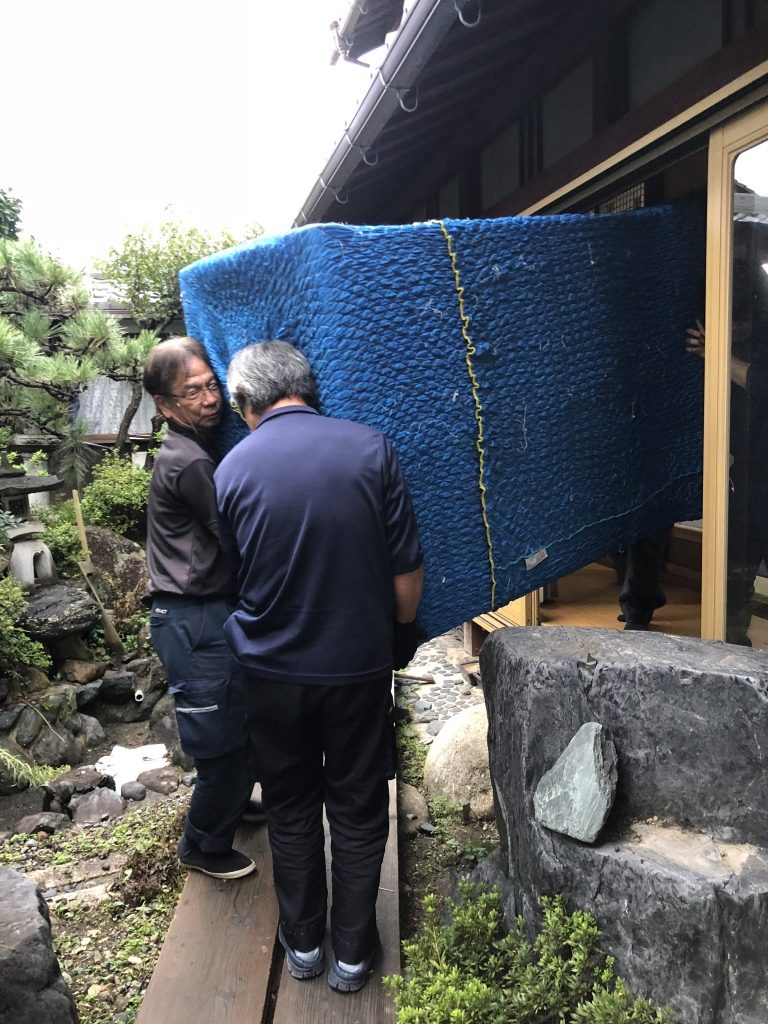 仏壇の扉について、仏壇の扉とは、外側の扉のことです。雨戸と呼ばれることもあります。  仏壇の種類にもよりますが、典型的な仏壇には雨戸と障子がついています。仏壇を管理するにあたって、よく迷ってしまうのが、この扉の開け閉めについてです。ずっと開けっ放しでよいのか、閉めなければいけないときはあるのかなど意外に知られていないことです。そこで、仏壇の扉について詳しく紹介します。  メモリアル仏壇 目次 仏壇の扉はなぜついているの？ 仏壇の扉の種類 仏壇の扉の正しい開け閉め 四十九日までは仏壇を閉めておくべきか 迷ったら、菩提寺に相談を 仏壇の扉の修理 まとめ 仏壇の扉はなぜついているの？ 仏壇はお寺の本堂のミニチュアとされています。お寺にも本尊を安置している内陣と、その外側の外陣とを、扉や格子戸、柵、結界などで区別しています。それにならって仏壇にも扉がついています。  仏壇の扉の種類 略式のものを除けば、仏壇には二重の扉がついています。  外側の扉を雨戸、内側の扉を障子と呼びます。この二つの扉が手前にだけ開く仏壇を「前開き」と言い、小型の仏壇によく採用されている形式です。二重の扉を手前に開いてからさらに左右に広げることができる仏壇を「三方開き」と言い、大型の仏壇でよく使われている形式です。  近年では、住宅事情の変化により、蛇腹式のものや扉をスライドさせて収納できる仏壇もあり、省スペースでも快適に仏壇を設置できる工夫がされています。  仏壇の扉の正しい開け閉め 仏壇の扉を開け閉めするのに、実は明確な決まりはありません。  開けたままでも問題はありませんが、ほこりが溜まりやすくなります。反対に閉じたままだと湿気を溜めてしまうので、日頃から開け閉めしている方が仏壇を長持ちさせることができるといわれています。   仏壇を開け閉めするタイミング 一般的には、朝に扉を開けて、夕方に閉めることが多いようです。  これは、仏壇がお寺を模したミニチュアであるという考えに基づき、扉の開閉も本堂のそれに倣っているものです。しかし、現代ではお仕事などで夜まで家に誰もいないという家庭も多いでしょう。そんな場合は、外出時や寝る前に扉を閉めるというようにそれぞれの生活に合わせて開け閉めの習慣で問題ありません。また、リビングに仏壇を置いている家庭では、来客時に扉を閉じることもあります。  日常的な開け閉めは、雨戸は開けたままにしておき、障子のみでも問題ありません。  こころあ堂 仏壇を開けたままにしておいた方がよいとき 仏壇に盆飾りをした場合は、ご先祖様が帰っていらっしゃるので、ずっと開けたままにしておきます。お位牌を仏壇から精霊棚に移していれば、扉を閉じて構いません。  四十九日までは仏壇を閉めておくべきか 神道では「死」を穢れと捉えるので、忌や喪が明けるまで神棚を封鎖しますが、仏壇はどうすればよいのでしょうか。  仏教には、死を穢れとして捉える考え方はありません。しかし、仏壇に関しては宗派や地域によって、大きく考え方が異なるので注意が必要です。  開けるべきという考え方 仏教の基本的な考え方に基づくのなら仏壇の扉は開けておくのが本来の姿です。故人はご本尊の導きで成仏する、葬儀はご本尊の前で執り行われるものという考え方によるものです。  特にご本尊に手を合わせるという意識が強い宗派では、開けておくという考え方です。  閉めるべきという考え方 地域や宗派によって異なりますが、家族が亡くなると四十九日までは祭壇を組んで故人を偲びます。祭壇に手を合わせるときに、仏壇にお尻をむけることがあったり、葬儀の準備でバタバタと仏壇の前を横切ったりすることは、ご本尊やご先祖様に失礼にあたります。その間はご先祖様に対して、「しばらくの間、新しい仏様にかかりきりになりますので申し訳ございません」という意味で、あえて仏壇の扉を閉めておくという考え方もあります。  迷ったら、菩提寺に相談を 地域の風習や考え方で答えが分かれてしまう問題なので、判断に迷う場合は菩提寺に確認を取るのが確実です。もし、親せきやご近所の人に開け閉めについて指摘をされても「お寺からの指示」と言えば、角が立ちません。  仏壇の扉の修理 仏壇は長く使うものなので、使っているうちにがたつきや汚れがでてきてしまうものです。仏壇の扉でよく修理に出されているものについてまとめました。   建付けの調整 仏壇は木製なので、時間がたつにつれて、扉は重みで下がってきたり、扉がねじれてしまうこともあり、開閉に支障がでることがあります。この場合には、扉の吊り直しや、調整で修理を行います。  金箔の押し治り 仏壇は古くなると、ほこりや汚れでどうしてもくすんでしまいます。仏壇全体のお洗濯や修理に抵抗がある場合は、扉だけでも金箔を押し直すことができます。この場合は、扉だけを修理業者に渡せばよいので、手軽に行えます。  障子の張替え ネズミに桟をかじられてしまったなどの修理もできます。1枚から桟の交換や障子の張替えをしてもらえます。  まとめ 普段何気なく目にしている仏壇の扉ですが、その形や扱い方は地域や宗派によって違いがあります。日本は、仏教や神道、儒教などさまざまな教えが混在していますので、迷ったり分からないことがあれば、都度、菩提寺などに確認すると解決できます。  いい仏壇では、仏壇や仏具・供養に関する知識や全国の仏壇仏具店の情報も紹介しています。また、フリーダイヤルによる無料相談も年中無休で受け付けていますので、お気軽にご利用ください。