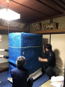 移動・引っ越し 引っ越し業者にトラックに運んでもらって移動します。荷解き・飾りつけ 新居についたら早めに飾りつけなどをすませます。　 STEP.6 入魂 仏壇内部の正面に祀ってある「ご本尊」と「位牌」同時に入魂する儀式です。新居で準備ができたらなるべく早く入魂しましょう。 仏壇を引っ越しする際の「入魂・抜魂」とは 仏壇に宿る魂を抜く作業、そして魂を戻す作業をそれぞれ「抜魂」「入魂」と呼びます。 あたりまえですが、素人にできる作業ではありません。熟練の引っ越しスタッフであっても「抜魂」「入魂」はできません。「入魂・抜魂」は誰が行う？ 「抜魂」「入魂」をできるのはお坊さんと呼ばれる僧侶だけです。 僧侶にお経をあげてもらい、正式な手順で行わなければ仏壇から魂を抜くことも、戻すこともできません。 またお坊さんは「今日来てください」で動けるわけではありませんので、引っ越しが決まったらすぐにお寺に相談して、「抜魂」「入魂」のスケジュールを決めてください。 「抜魂」「入魂」は同じお坊さんに依頼するのが理想ですが、引っ越し先が遠方の場合はお坊さんに相談するようにしましょう。 最近では、「お坊さん便」と呼ばれるインターネットでお坊さんを手配できるシステムもありますので、引っ越しによる「抜魂」「入魂」をどこにお願いしていいかわからない場合は利用してもよいでしょう。 お坊さん便についての詳しい説明はこちら  【お坊さん便の評判】実際に使ってみたい人のために批判も口コミも調べてみた 儀式の時間と準備するもの 「抜魂」「入魂」それぞれ儀式にかかる時間は大体15分程度になります。 お坊さんにお支払いする費用は、「お布施袋」といわれる袋に入れます。 コンビニでも購入できる白い無地の封筒の場合は、漢字で上部に「御布施」と書いても大丈夫です。あらかじめ用意しておきましょう。