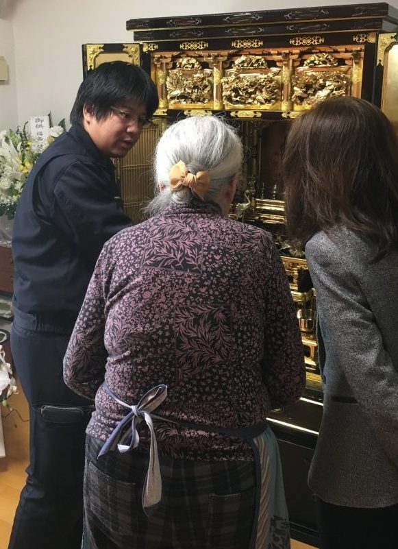 【仏壇洗浄修復】長年のススや埃、汚れで失われてしまった金箔の輝きをプロの手で取り戻すことができます。買い替えよりも費用を確実に抑えられますし、代々受け継がれてきたものをさらに後世へと残し続けられます。仏壇のお手入れに関しては明確な周期などはありませんが、年忌法要前や退職・還暦のお祝い、新築・増築祝いなどの節目がおすすめです。実家にプレゼントとしてもいいですね。お仏壇再生クリーニングはご自宅でも  施工いたします。ご自宅施工、お預かり施工、どちらでも可能です。
