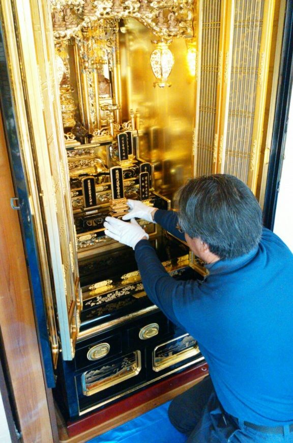 【仏壇運搬】仏壇運搬の費用相場と処分方法：魂・お性根抜きから廃棄処分までいくらかかるか？ 社会の高齢化に伴い、面倒を見られなくなった先祖代々の仏壇を、やむなく手放さざるを得ない方が増えてきています。かつては、多くの家庭がお坊さんとの付き合いも深く、仏壇のご供養などについて、気安く相談できる環境がありました。ただ、寺院との関係もだんだんと希薄になっており、いざ仏壇処分をするに当たって、その方法や費用を誰に聞けばよいのかわからない方が多いのも現実です。なぜなら、仏壇処分はほとんどの方が初めての経験だからです。そのため、料金の相場などがわからないので、お坊さんにお願いするにしても、業者に依頼するにしてもとても不安があります。ただ心配する必要はありません。その理由はさまざまです。お焚きあげとは、魂を天（浄土）へ返すという気持ちを込めて焼却処分をすることをいいます。自宅の庭や迷惑がかからない場所で自ら焼却されてもよいですし、「仏壇整理処分の専門業者」に依頼するとお焚き上げ（焼却処分）をやってもらえます。【お焚き上げの様子】その他の仏具などは、ゴミとして出されても問題ありません。先祖代々守ってきたお仏壇ですから、親族や家族ともよく話し合い理解を得た上で、仏壇整理をすることが大切です。仏壇ご供養処分の費用相場  位牌や仏壇の供養〜整理処分でお困りではありませんか？ お位牌やお仏壇の面倒を見ることができず、供養整理をする人が増えてきています。お付き合いのある菩提寺があったり、親しいお坊さんが近くにいたりすれば相談もできますが、そういう関係にわずらわしさを感じる人も多いようです。このような場合、「位牌・遺影・過去帳や仏壇の魂・お性根抜きから整理処分」までを、一式行なってくれる専門業者があります。相談は無料ですので、わからないこと・不安なことを気軽に聞いてみてください。先祖代々のお位牌やお仏壇ですから、きちんとご供養整理をしたいものです。位牌・遺影・仏壇などの魂・お性根抜き供養～整理処分をするなら。