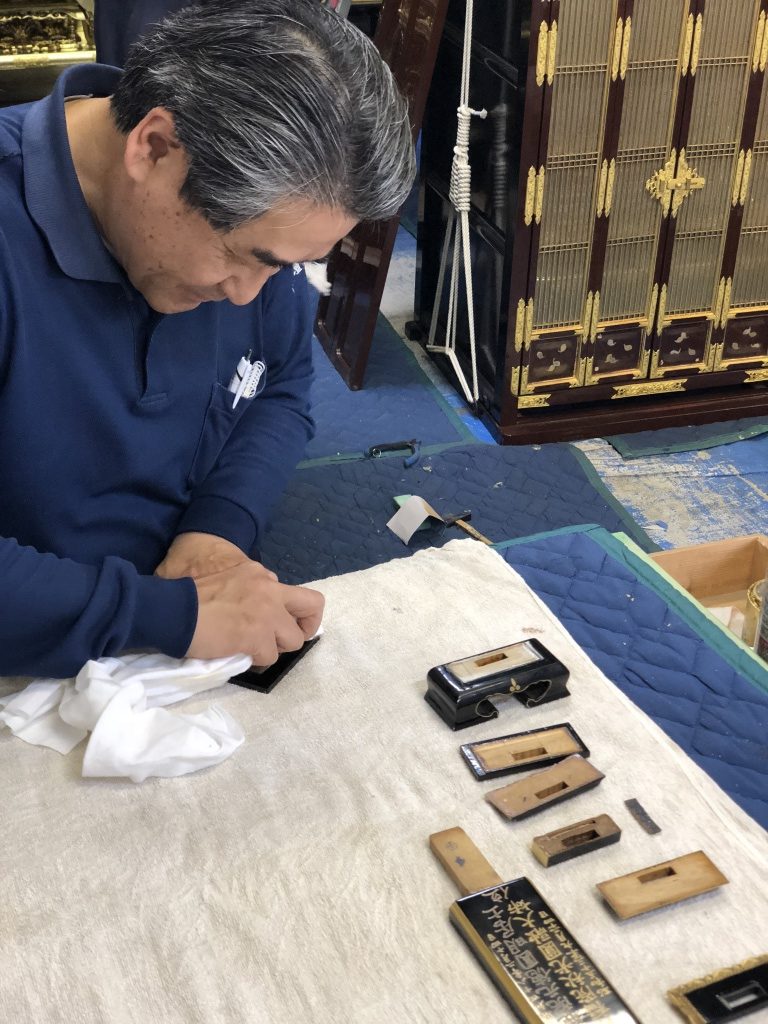 【位牌クリーニング】位牌のクリーニングは、予算内で綺麗にします。例えば、同じ部分の修理でも1万円～5万円など予算に合わせて修復が可能です。 まずは弊社の職人がご自宅へお伺いして、お見積りやご提案をします。チョッとした仕事でも引き受けるの？釘１本の取り付け、チョッと気になるところの修理でも喜んでご自宅にお伺いいたします。お見積りや引取り・納品も無料で行なっていますので、どうぞご安心下さい。なお、遠方の場合は何件かのご依頼と一緒にさせてください。よろしくお願いします。仏壇の外扉の金箔を剥がしてしまって。その場合は？外扉の金箔の剥がれ方にもよりますが、部分的に金箔を貼るのか？全体に外扉4枚を貼るのか？などお客様に伺いながら、見積り・作業をします。金具が錆びてしまっているが？仏壇の金具はほとんどが銅で出来ているため、古くなると青サビが発生することがあります。 その場合、取り外して金メッキ等をすると、元の光沢を取り戻すことが出来ます。お仏壇はどんな時にきれいにするの？気になるところを気になるときにきれいにされることが自然でしょう。