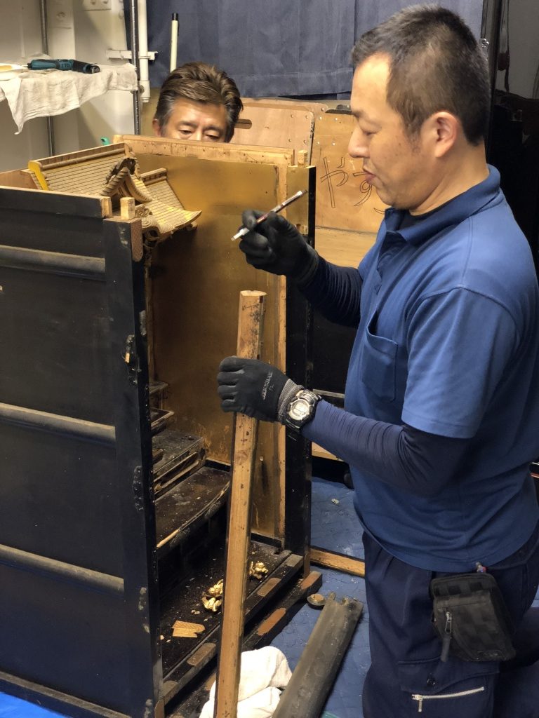 【仏壇掃除やってはいけない日】仏壇の掃除や洗浄をやってはいけない日はありません。仏壇の洗浄は、金仏壇であれば2ヵ月から4ヵ月程度かかります。なお、仏壇によってはそのつくりや素材などの関係で、修理ができるものとできないものもあります。詳しくは仏壇仏具店に確認しましょう。 仏壇修理の費用 仏壇修理を行う際に気になるのは費用でしょう。仏壇修理は修理の種類や依頼する業者によっても差があります。相場の金額幅・仏壇修理の費用は仏壇の大きさによって差があります。主にマンション住まいの人が使っている小型の仏壇であれば10万円から20万円くらいが相場といわれています。もう少し大きめのサイズであれば20万円から40万円くらいでしょう。大きめの仏壇であれば50万円以上かかります。ただ、お洗濯までは行わず部分修理や部分修復だけ依頼するのであれば、もっと安く済みます。