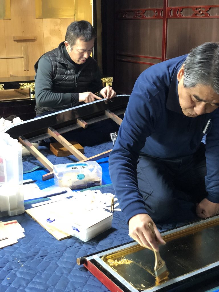 【葬儀後 仏壇洗浄クリーニング】葬儀会社から紹介を受けて仏壇洗浄をする場合。業者に仏壇クリーニングしてもらう場合の費用相場。「業者に仏壇修理してもらう方法」の費用相場です。「お仏壇クリーニング業者」に依頼した場合の費用は、魂抜き・お性根抜きから仏壇回収～最終廃棄処分まですべて含め、仏壇の大きさにより20,000～70,000円程度です。自分で廃棄する場合に比べ料金は高くなりますが、魂抜き・お性根抜きや、仏壇内部・仏壇まわり（位牌、遺影、仏具など）の仏壇修理洗浄までしてもらえるので便利です。【業者が仏壇を搬出している写真】経済性と利便性、あなたがどちらを優先させるかによって、「自分で掃除する方法」「業者に分解洗浄してもらう方法」のどちらかを選択して下さい。【仏壇修理】仏壇修理にかかる合計費用の相場 以上、仏壇修理にかかる合計費用の相場を下表にまとました。（位牌・遺影などの供養～お焚きあげや、永代供養の費用は含みません）●仏壇処分にかかる合計費用の相場 仏壇処分方法。お布施相場【仏壇廃棄費用】合計費用相場 自分で行なう。（供養は檀家寺のお坊さんに依頼）35,000円3,000円38,000円 自分で行なう（お坊さん手配・紹介サービス利用）40,000円3,000円43,000円 お仏壇ご供養整理業者を利用25,000円35,000円60,000円 「自分で処分したくない・近所に知られたくない・お坊さんが見つからない」という場合や、寺院とのしがらみがわずらわしい場合は、「お仏壇クリーニング洗浄業者」にご依頼ください。魂・お性根抜きご供養から仏壇の回収処分まで一式を、誰にも知られずにやってもらえます。いずれの方法を選ぶにしても、事前に家族や親族と充分な話し合いをして、みなさん了承の上で進めることが大切です。