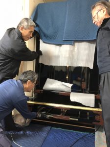仏壇引っ越し業者、どのような作業が必要か打ち合わせさせていただき、事前にしっかりと確認いただきますので必ず満足頂ける仕上がりになります。ただし、傷みがひどい場合等、ご自宅では出来ない場合もございます。施工前に施主様と打ち合わせをさせて頂きます。金仏壇の掃除クリーニング・リフォーム・リノベーション修理修復の施工作業内容 こんなに傷み汚れたお仏壇でも新品同様になります。金仏壇の本格的分解掃除修理の基本作業 ■分解クリーニング ■仏壇外枠・壁洗浄 ■金箔部分特殊洗浄剤で洗浄 ■金具色戻し ■漆を磨いて艶出し ■障子の紗の張り替え ■部分的に剥がれた金箔部分の補修押し ■大きな傷みは凹み等はパテで補修 お仏壇のお洗濯（リフォーム）こんなに傷み汚れたお仏壇でも新品同様になります。お仏壇を全て解体して、漆・金箔・木地等全てを塗り替え・研磨修理修復します。その工程はそれぞれの職人さんが手作業で行い完成させますので、納期までには2ヶ月〜3ヶ月の時間を要します。お洗濯は新品同様の美しいお仏壇へとなります。