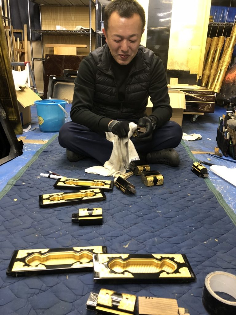 【仏壇洗浄 費用】仏壇洗浄に費用は業者によって違います。葬儀社からの紹介やお寺様がしないとダメだと言う場合があります。昔のお仏壇の中にはまれに金箔を貼ってあるタイプもございます。この金紙が汚れているといくら木部を洗浄しても、仏壇全体が暗くみえ、汚れた感じが残ってしまうのでこの金紙の交換はとても重要な作業です。しわができないように張っていく技術がとても難しく、相当の経験が必要になってきます。劣化した障子の紗を張替えます。障子の紗の部分も年数が経つと黒ずんできて、破れたりして、どんどん劣化が進みます。当社の唐木仏壇の洗浄の中にも紗の張替えも含まれています。もちろん、紗の張替えのみのご要望も数多くございます。新しい紗に張り替えただけでお仏壇がぐっと明るくなります。おススメの作業の一つです。傷を修理します。お仏壇の傷を補修していきます。傷が深すぎたり、木部の損傷が激しい場合など、具合によってはお仏壇をお預かりしなくてはいけないときもございます。ですから、最初のお打ち合わせ、お見積もりの際にしっかり確認させていただきます。
