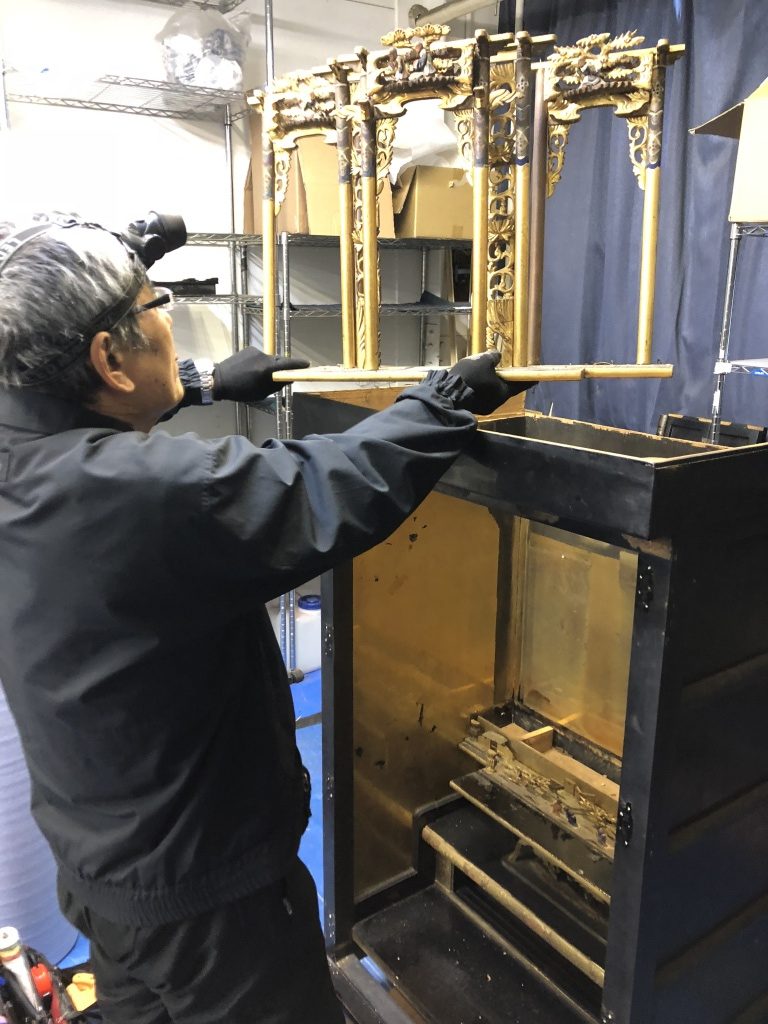 【仏壇クリーニング 格安】仏壇のクリーニングを格安で依頼することは可能です。しかし、どの業者を選ぶかで格安の意味が大きく変わります。そしてご先祖や大切だった亡き人に感謝し供養するために、欠かせないものがお仏壇です。何十年とお参りしてきたお仏壇には、それぞれの家族の思いが込められております。お仏壇は、家族の歴史を物語る家の宝です。私どもにとりましてお仏壇修復の仕事は、感謝供養という日本人の豊かな心を、次世代まで残すためのお手伝いの仕事なのです。金仏壇も唐木仏壇も、熟練の仏壇職人が丹精込めて修復いたします。まずは、お気軽にご相談下さい。ご連絡を頂ければ、やすらぎ工房の仏壇修復師がお伺いして無料でお見積もりを致します。ご遠方の方は、写真からでも概算のお見積もりを無料で致しますので、写真数枚と寸法を添えてお送り下さい。