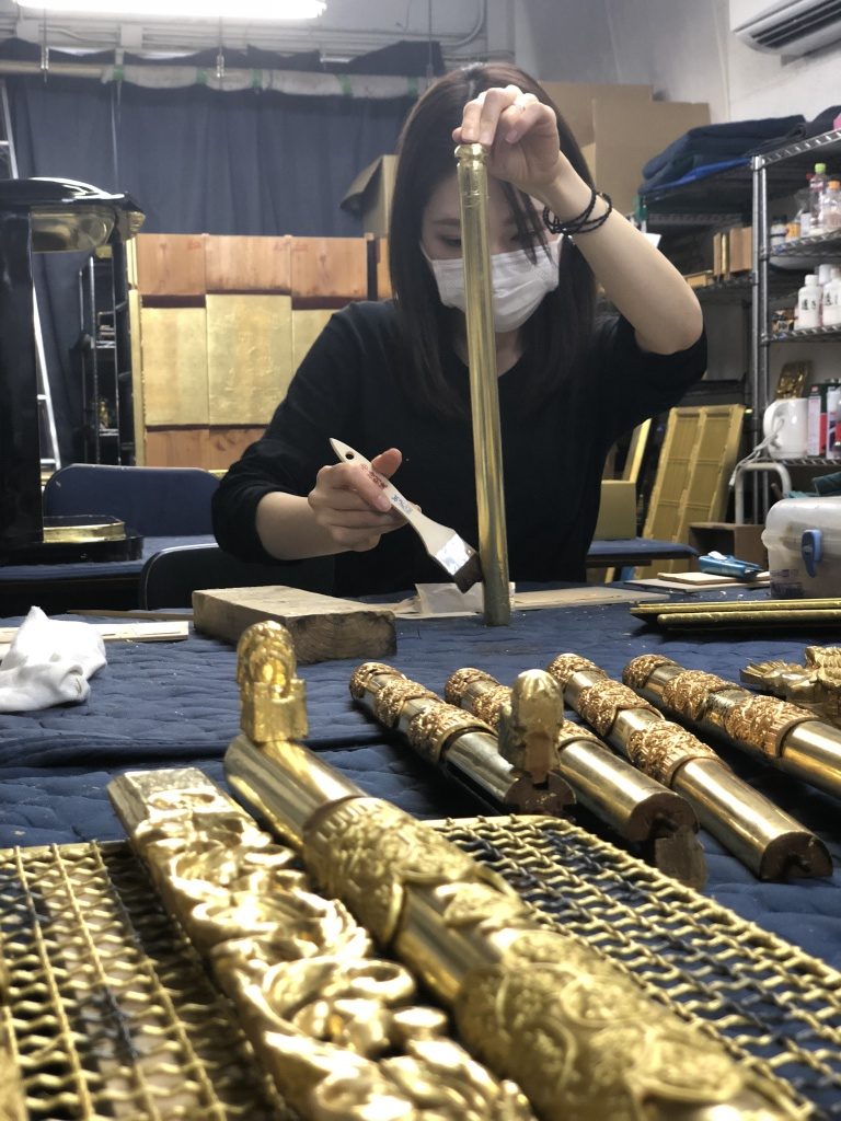 【仏壇洗浄 葬儀】仏壇洗浄は葬儀後、四十九日までにお仏壇を綺麗にすることができます。仏壇は先祖代々伝わる日本の心の文化の象徴であり、汚れたからといって買い換えるものではありません。掃除リフォーム・修理リノベーションすることにより甦ります。どのような作業が必要か打ち合わせさせていただき、事前にしっかりと確認いただきますので必ず満足頂ける仕上がりになります。ただし、傷みがひどい場合等、ご自宅では出来ない場合もございます。施工前に施主様と打ち合わせをさせて頂きます。金仏壇の掃除クリーニング・リフォーム・リノベーション修理修復の施工作業内容 こんなに傷み汚れたお仏壇でも新品同様になります。金仏壇の本格的分解掃除修理の基本作業 ■分解クリーニング ■仏壇外枠・壁洗浄 ■金箔部分特殊洗浄剤で洗浄 ■金具色戻し ■漆を磨いて艶出し ■障子の紗の張り替え ■部分的に剥がれた金箔部分の補修押し ■大きな傷みは凹み等はパテで補修 お仏壇のお洗濯（リフォーム）こんなに傷み汚れたお仏壇でも新品同様になります。
