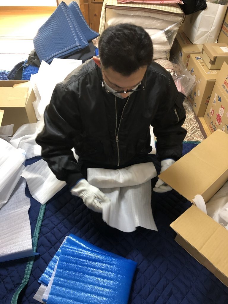 仏壇処分の方法や費用に関しては、「魂抜き・お性根抜きのお布施金額」「仏壇本体の廃棄処分費用」の２つの世間相場を把握しておけば、安心して仏壇処分を進めることができます。今回は、これら「仏壇ご供養処分にかかる費用の相場」について解説します。【仏壇処】魂抜き・お性根抜きの、お布施金額相場 仏壇を処分するにあたり、ほとんどの仏教の宗派ではまず「魂・お性根を抜く」という供養の儀式を、一般的には行います。この儀式を魂抜き（たましいぬき）や、お性根抜き（おしょうねぬき）、または閉眼供養（へいがんくよう）といいます。寺院・お坊さんにこの儀式はお願いします。【魂抜き・お性根抜きご供養中写真】魂抜き・お性根抜きには、仏壇の中に宿った先祖の魂を、天（浄土）に返してあげるという意味があります。魂・お性根を抜くことにより、お仏壇は「単なる入れ物・箱」になります。檀家寺のお坊さんとお付き合いがある場合は、魂抜き・お性根抜きを直接お願いして下さい。すなわち、自分で粗大ごみとして自治体のゴミ回収に出す方法です。【仏壇を粗大ごみに出しているところ】各自治体により粗大ごみの費用はまちまちですが、無料～3,000円程度が多いです。ただし、仏壇を粗大ごみとして引き取ってくれない自治体もあります。