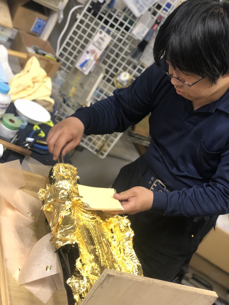 【仏像クリーニング】仏像復元の依頼をいただきます。「買い換えるのはいつでも出来る」「ご先祖のおかげで今があるのだから、お仏壇はご先祖からの預かり物として大事にしたい」とおっしゃいます。では、なぜ新しい物を買うのと価格的に変わらないのかと言いますと、古くなったお仏壇は木地の割れ、反り、虫喰いなど土台の部分の完全修復をしなければなりません。欄間の彫刻や屋根などの部品が無くなっていれば一から復元します。この木地直しをきっちりしておかないと、漆塗りや金箔押しをしても良くなりません。安価な価格で修復されたお仏壇を今まで何度も見ましたが、そのほとんどが木地直しが出来ていませんでした。これでは復元をした意味がありません。50年前に購入されたお仏壇なら、最低でも50年前の姿によみがえり、尚かつこの先50年は保つ復元をするべきです。この木地直しと金具、蒔絵の復元が価格に反映されています。お仏壇の復元にかかる期間は平均４ヶ月〜半年です。これだけの代金と時間を費やしていただいたお仏壇です。