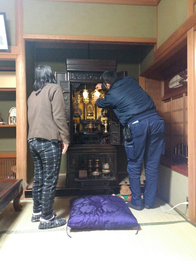 【仏壇洗浄 方法】漆 (唐木) の艶出し。仏具再生。お仏壇お洗濯、お仏壇分解洗浄、木地修復、漆塗り直し、金箔押し直し、全面修復いたします。やすらぎ工房ならお洗濯もお安く承ります。施工期間は、約２～３ヶ月間。部分修復、障子 (紗) の張替え、金箔のはがれ部分の修復など部分修復も承ります。仏像の洗浄・修復、寺院仏具の洗浄・修復、仏壇、仏具販売カタログでのご案内になります。在庫負担がない為、お安く提供させていただきます。お仏壇の移動、お引き取り。お仏像はおうちの宗派の本尊、すなわち信仰の対象そのものです。