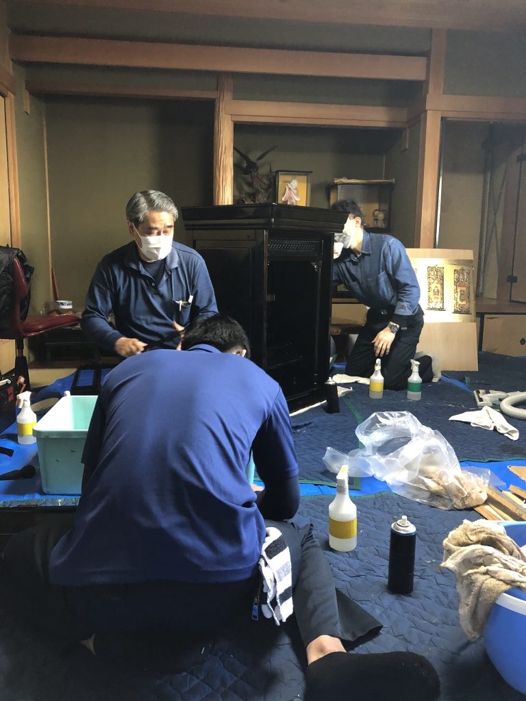 【仏壇出張洗浄】仏壇簡易洗浄については こちらをご覧ください お仏壇の洗濯・洗浄は、いつ行うのが良いのでしょうか？ ご先祖様の供養をするのに、いつでなければいけないということはございません。思い立ったときが一番良いときです。また、何かの機会に行うのも良いでしょう。例えば、このような機会に年忌法要などの際に新築・増築を機会に退職・還暦のお祝いにお嫁さんを貰った際に土地売買での 祖先への報恩 『仏壇洗濯』について傷みや汚れのあるお仏壇を修復し、新品同様にきれいにする方法です。全て解体し、木地の補修・交換、金具洗いなどを行い、塗り・研磨・蒔絵を描き、組立作業を行います。通常1～2ヶ月の期間を要します。ご先祖様から受け継いできた大切なお仏壇をしっかりと守っていくことも、一つの供養の形です。仏壇洗濯は新品同様に美しく生まれ変わる本格的なお仏壇のリフォームです。