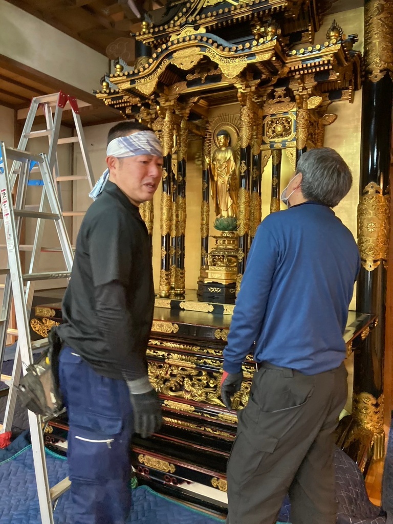 【寺院仏具修復業者が寺院仏具を搬出している写真】寺院仏具修復の経済性と利便性、あなたがどちらを優先させるかによって、「自分で廃棄する方法」「業者に整理処分してもらう方法」のどちらかを選択して下さい。【 仏壇処分】仏壇処分にかかる合計費用の相場 以上、仏壇処分にかかる合計費用の相場を下表にまとました。（位牌・遺影などの供養～お焚きあげや、永代供養の費用は含みません）●仏壇処分にかかる合計費用の相場 仏壇処分方法	お布施相場【仏壇廃棄費用】合計費用相場 自分で行なう （供養は檀家寺のお坊さんに依頼）35,000円3,000円38,000円 自分で行なう（お坊さん手配・紹介サービス利用）40,000円3,000円43,000円 お仏壇ご供養整理業者を利用25,000円35,000円60,000円 「自分で処分したくない・近所に知られたくない・お坊さんが見つからない」という場合や、寺院とのしがらみがわずらわしい場合は、「お仏壇ご供養整理業者」にご依頼ください。魂・お性根抜きご供養から仏壇の回収処分まで一式を、誰にも知られずにやってもらえます。