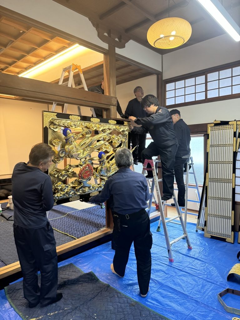 【寺院仏具クリーニング】寺院仏具クリーニングの費用相場と処分方法。寺院仏具クリーニング：魂・お性根抜きから廃棄処分までいくらかかるか？ 社会の高齢化に伴い、面倒を見られなくなった先祖代々の仏壇を、やむなく手放さざるを得ない方が増えてきています。かつては、多くの家庭がお坊さんとの付き合いも深く、仏壇のご供養などについて、気安く相談できる環境がありました。ただ、寺院との関係もだんだんと希薄になっており、いざ仏壇処分をするに当たって、その方法や費用を誰に聞けばよいのかわからない方が多いのも現実です。なぜなら、仏壇処分はほとんどの方が初めての経験だからです。このような場合、「位牌・遺影・過去帳や仏壇の魂・お性根抜きから整理処分」までを、一式行なってくれる専門業者があります。相談は無料ですので、わからないこと・不安なことを気軽に聞いてみてください。先祖代々のお位牌やお仏壇ですから、きちんとご供養整理をしたいものです。位牌・遺影・仏壇などの魂・お性根抜き供養～整理処分をするなら。