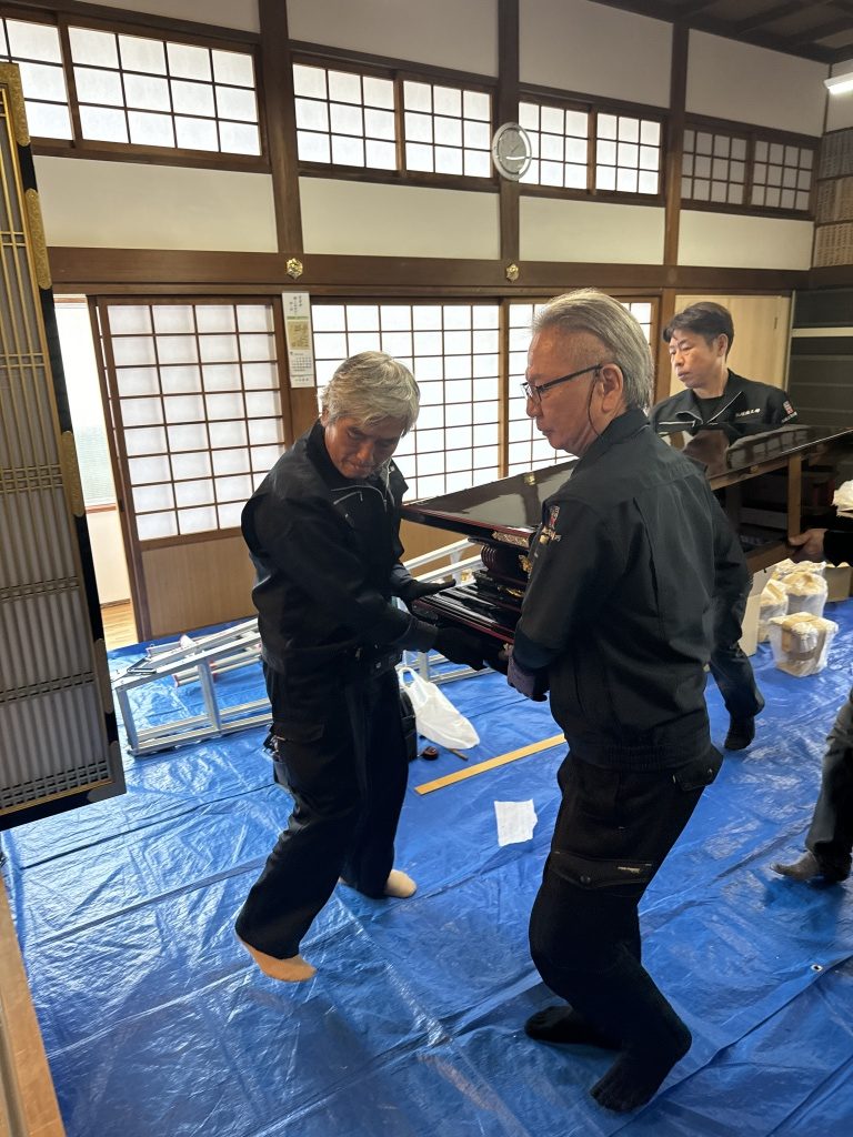 【寺院仏具洗浄】寺院仏具洗浄あなたの希望に沿った条件の業者を選定してください。寺院仏具洗浄以上、寺院仏具洗浄の中をすべてチェックして、大事なものがなければ、最後に仏壇本体の廃棄処分をします。仏壇処分の流れ！仏壇本体を廃棄処分する。仏壇廃棄処分の３つの方法 仏壇本体を廃棄処分する方法には、大きく以下の3つの方法があります。お坊さんに持って帰ってもらう、または寺院に持ち込む。自治体の粗大ごみに出す。仏壇整理・処分の専門業者に依頼する。それぞれ見ていきましょう。【仏壇廃棄処分方法】お坊さんに持って帰ってもらう、または寺院に持ち込む 魂抜き・お性根抜きを依頼したお坊さんが、そのまま仏壇を持ち帰って処分して頂ける場合があります。特に小さな仏壇の場合はそうしたケースも結構あります。この場合、あなたは何もする必要はありません。また、一部のお寺では、仏壇を持ち込めば、魂抜きご供養と廃棄処分を同時にやってもらえるところもあります。持ち込む手間はありますが、比較的安価な費用ですみます。お近くの寺院におたずねください。