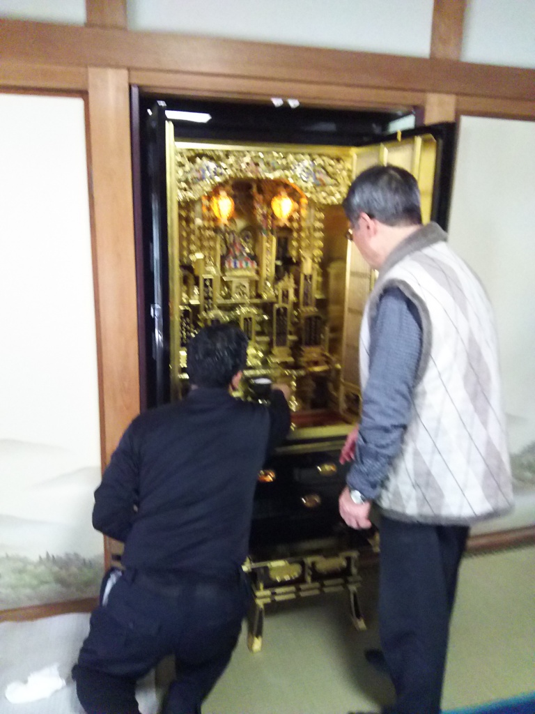 堺市【仏壇クリーニング 見積り依頼】本格的なお仏壇洗浄（クリーニング）・修復（塗り直し）・お洗濯（洗い）です。料金（費用）的には、ネット上で表示されています最も安い価格（費用）で対応してみました。お仏壇を洗浄（クリーニング）修復（塗り直し）お洗濯（洗い）すれば、買うより高くついてしまう現状この流れを何とかしなければ、古き価値あるお仏壇がどんどんと消えていくとは言ってもかかるものはかかるのが、世の常です。これを何とかすることは、至難の業としか言いようがありません。専門外の業者にお願いすれば、手もあるかもしれませんがやはり、古き良きものには専門業者さんの仏具屋さんにお願いするが常套かと思っています。専門業者さんの仏具屋さんのご支援・ご協力をいただき、今回の料金（費用）体系と相成りました。