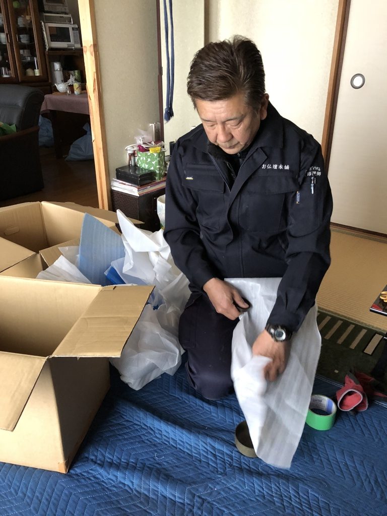 大阪【仏壇保管】仏壇保管はいつまでも大切にしたいから 「修復するくらいなら、新しく買い替えた方が安くつくのでは？」と聞かれますが、昔のお仏壇は職人さんがひとつひとつ想いを込めてつくった「手づくり仏壇」です。材料も細工も大変貴重なものです。そして何より、お仏壇はご先祖様への敬意と日頃の感謝の気持ちを伝える場所です。修復・クリーニングすることで愛着も増し、お仏壇の前に集まる家族の絆もより深まることでしょう。ご先祖様を尊び大切にする想いを、綺麗なお姿のお仏壇で孫子の代まで引き継ぐのは、日本人が持つ大切な心の文化です。