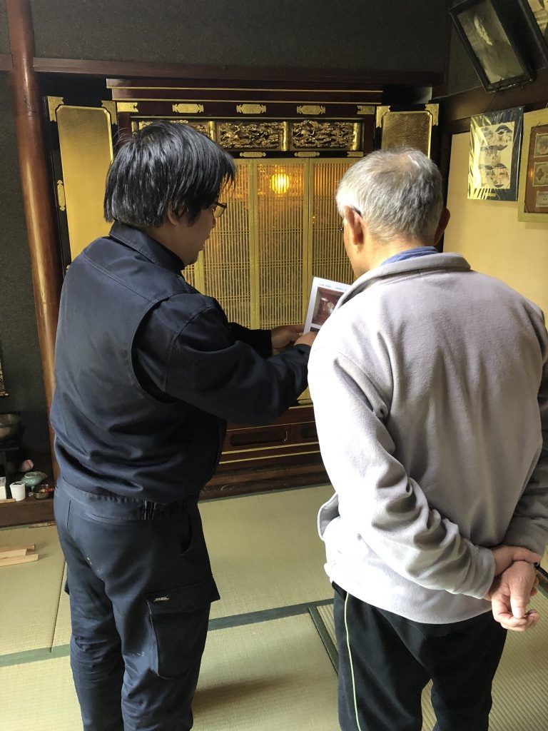 大阪【仏壇クリーニング】仏壇の洗浄は長年のススや埃、汚れで失われてしまった金箔の輝きをプロの手で取り戻すことができます。買い替えよりも費用を確実に抑えられますし、代々受け継がれてきたものをさらに後世へと残し続けられます。仏壇のお手入れに関しては明確な周期などはありませんが、年忌法要前や退職・還暦のお祝い、新築・増築祝いなどの節目がおすすめです。実家にプレゼントとしてもいいですね。お仏壇再生クリーニングはご自宅でも  施工いたします。ご自宅施工、お預かり施工、どちらでも可能です。