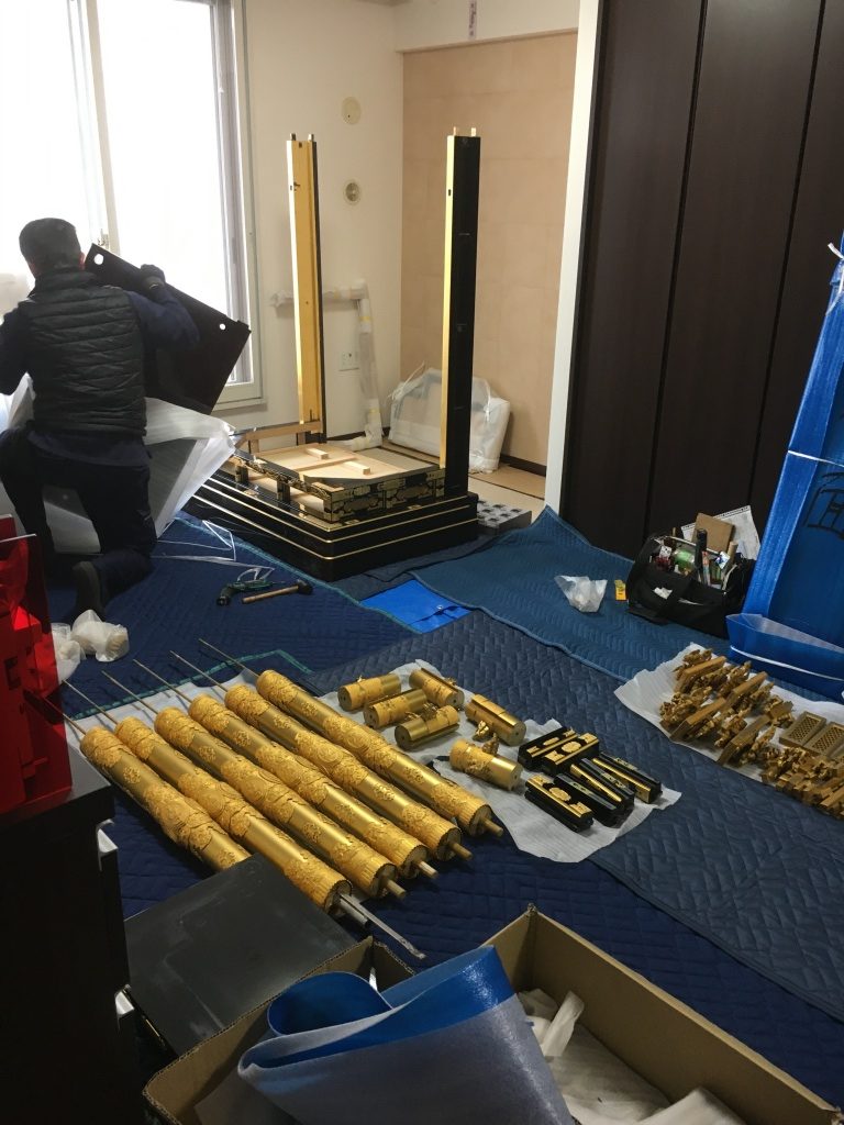 【仏壇預かり 性根入れ】仏壇預かり「お布施」のお渡し方法は、直接手渡しや床の上に置くのは失礼になるので、お盆の上などにのせてお渡しすようにします。 その他にあまりこちら側が用意するものは無いとは思いますが、念のため用意するものを前もって僧侶の方に確認するようにしてください。 仏壇の引っ越しをお願いする引っ越し業者の選び方 仏壇の引っ越しをするときの引っ越し業者選びでは、「仏壇の引っ越しを引き受けてくれるかどうか」という基準で引っ越し業者を選ぶことになります。どれだけ安く引っ越しができても、仏壇の引っ越しができなければ意味がありません。基本的には1社1社、仏壇の引っ越しの可否を確認していくことになります。大手の引っ越し業者であればよほどのことがない限り、仏壇の引っ越しは問題なく行えますが、中小の引っ越し業者の場合は仏壇を運べないことがあるので注意してください。引越し侍で仏壇引越しの見積もりする 位牌やご本尊は引っ越し業者任せではなく自分で運ぶようにする 仏壇の引っ越しは引っ越し業者がしてくれるものだとはいえ、ご先祖様と仏様がいらっしゃるわけですから、位牌やご本尊のような大切なものは自分で運ぶようにしてください。 自分で仏壇を移動させたい場合 「抜魂」を終えた仏壇を、自分達で運ぶことは基本問題ありません。 しかし先に述べておきたいのが、大事な仏壇の破損や事故を防ぐためなるべく運搬のプロである引っ越し業者に運んでもらうほうが安心だということです。