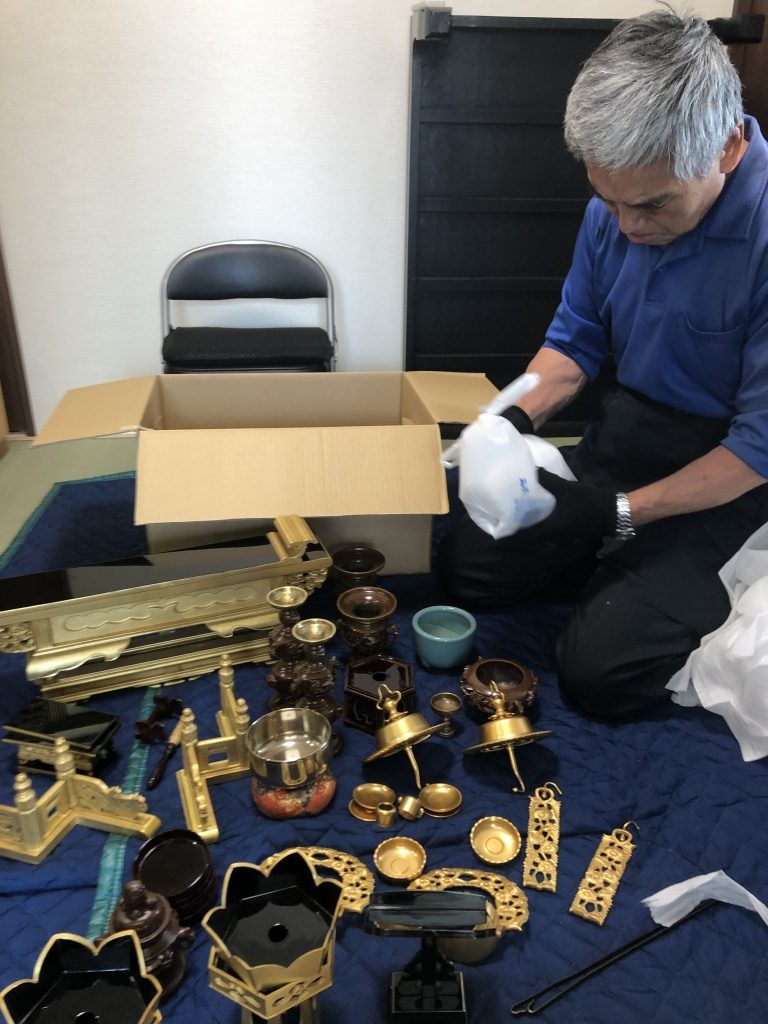 大阪【仏壇預かり】仏壇預かり期間中に仏壇洗浄。手作業で優しくしっかり洗浄お仏壇、お仏具のクリーニング。やすらぎ工房の洗浄サービスは、従来のお洗濯とは異なり、高価な伝統的技法を尊重しつつ、現代の最新の技術を用いた新しい洗浄法です。最短1週間の洗浄で、購入された当時の美しさが蘇り、気持ちまで清らかに。誰もが大切にしたいものだから、ご利用しやすい低予算を実現しました。お仏壇の修復・クリーニング ご先祖様の「想い」を子や孫へと継ぐ「お仏壇」。ご先祖様から受け継いだ大切なお仏壇。「やすらぎ工房」が想いを込めて甦らせます。お盆の行事は、迎え火をたき、ご先祖の霊を迎え、家族や親戚、知人が集まりご馳走を供え歓迎する慣わしです。