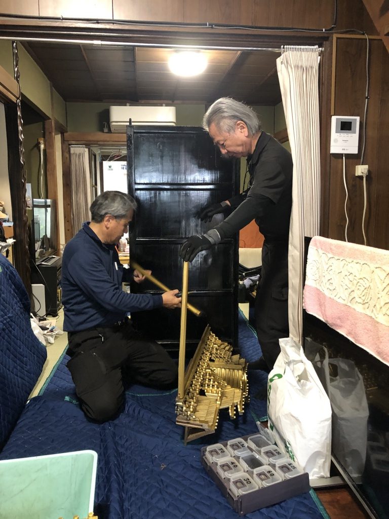 【仏壇修理 費用】仏壇の金箔が剥がれてしまっているのですが。修復できますか？修復可能です。但し作業の内容は金箔の剥がれ方にもよりますので、部分的に金箔を貼るのか？全体に貼るのか？などお客様とご相談した上で、見積もり・作業させていただきます。金箔に輝きがありません。輝きを取り戻す事は可能ですか？洗浄で輝きを取り戻す事は可能です。但し金箔は拭いてしまうと簡単に剥がれてしまいます。汚れを落としたい場合もプロによるクリーニングをおすすめします。漆部分のお手入れは一般の洗剤で出来ますか？漆部はとてもデリケートなので一般の洗剤では変色や表面を傷つける可能性もあり、お薦めできません 漆部の傷みが少ない場合は専用洗剤による洗浄で汚れを落とし漆磨きで艶を戻します。
