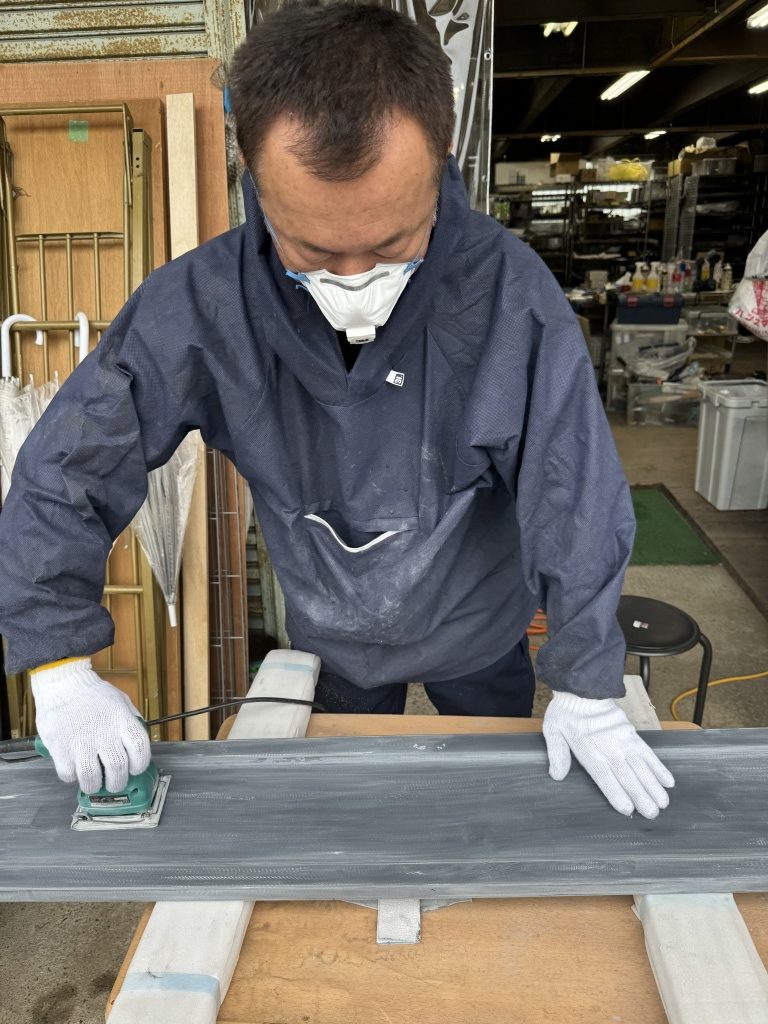 【仏壇のお洗濯】仏壇修復の見積りは、まずはご要望をお聞きし、お見積りさせて頂きます。傷みがひどい場合はその部分を塗り直すなど、必要に応じて施工致しますのでまずはお気軽にご相談ください。唐木仏壇の艶を蘇らせる事は出来ますか？仏壇を傷めない特殊な洗剤でこびりついた汚れを落とし、唐木本来の綺麗な木目を取り戻し、最後に専用の艶出し剤で施工します。扉の開閉具合が良くないので調整してもらいたいんだけど…？開閉具合が良くないのは、仏間の床が歪んでいたり、蝶番の緩み、釘の抜けなど様々な要因があります。実際にお仏壇を拝見して確認させて頂きますので、まずはご相談下さい。